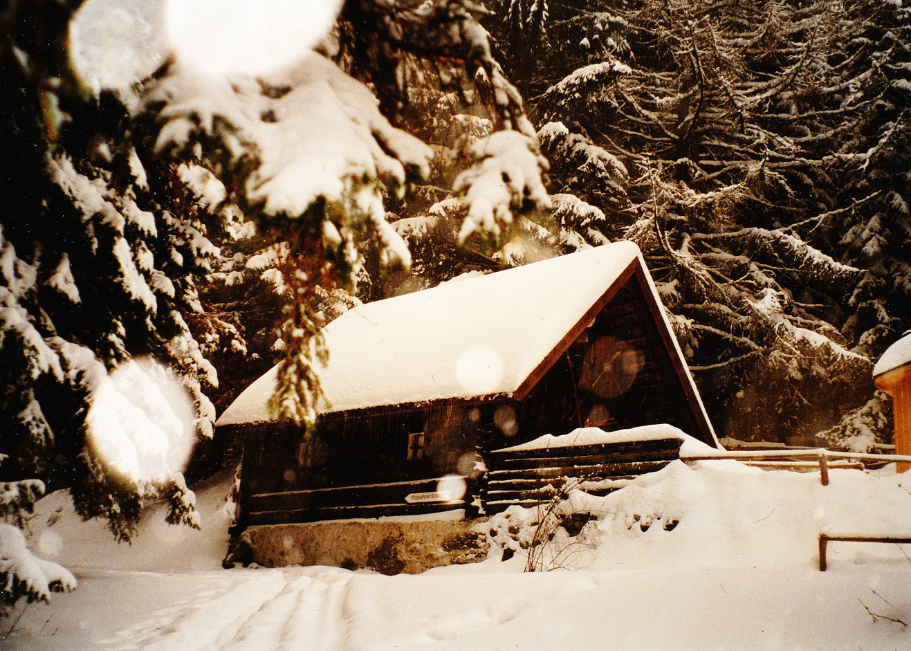 Unsere Hütte im Winter bei sehr viel Schnee