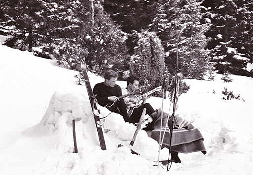 altes Foto von Skifahrern bei der Pause